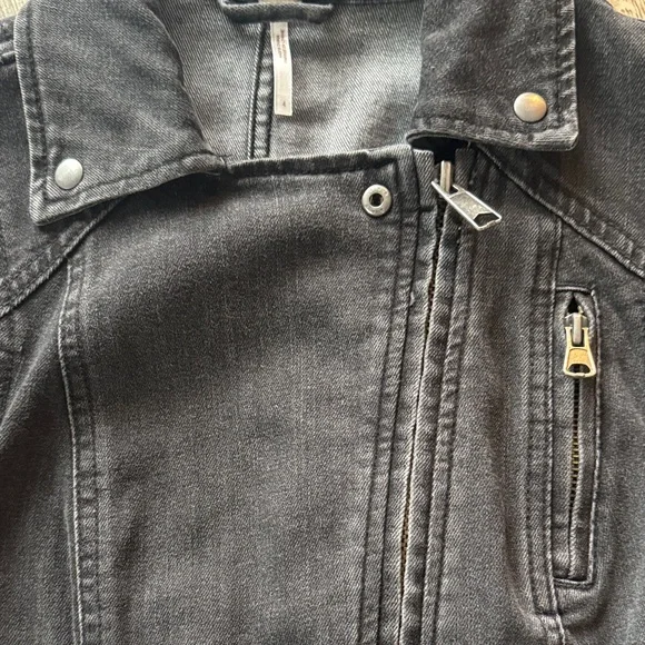 Free People charcoal Women's Moto-Style jean Jacket, size 4 - Picture 4 of 8